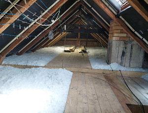 Zateplení stropu rodinného domu pomocí foukané izolace